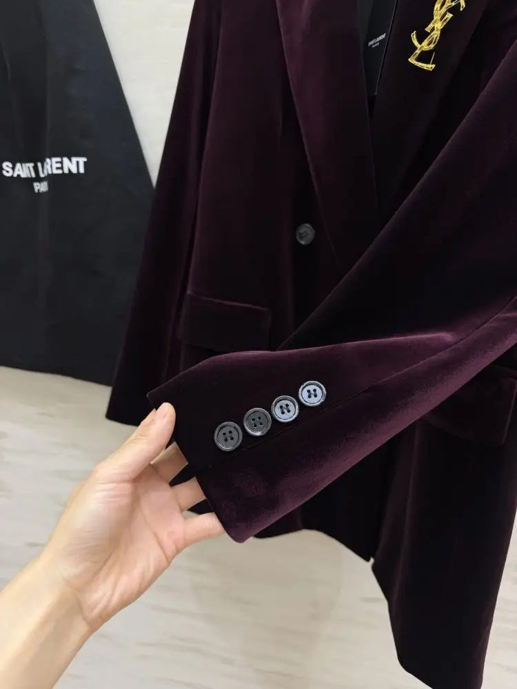 Saint Laurent Double-breasted velvet a jacket female — Photo 4