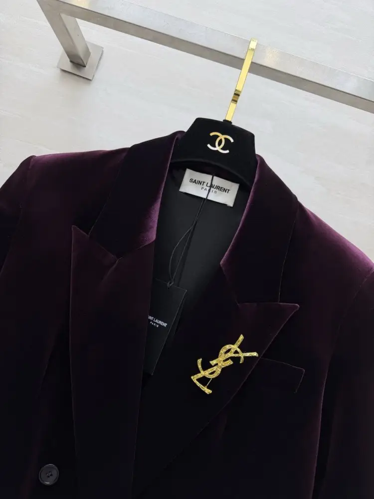 Saint Laurent Double-breasted velvet a jacket female — Photo 5