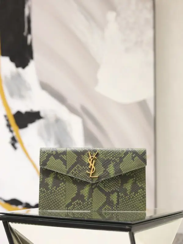 Saint Laurent — Зеленая сумочка клатч Uptown 27 см из змеиной кожи