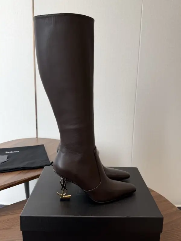 Saint Laurent — Високі чоботи з гострим носком на підборах