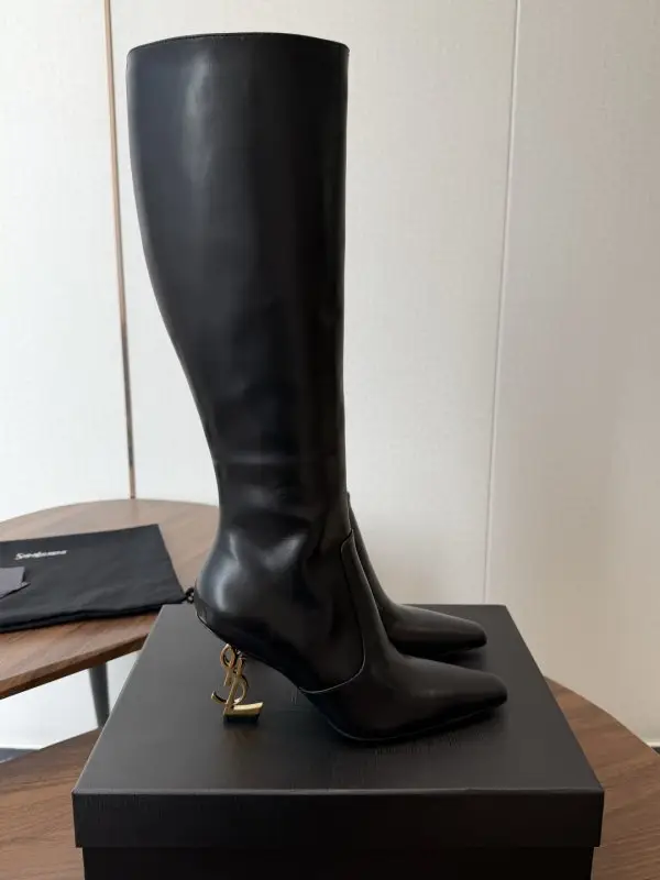 Saint Laurent — Високі чоботи з гострим носком на підборах