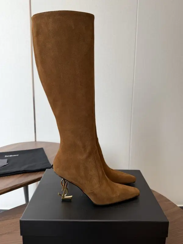 Saint Laurent — Високі чоботи з гострим носком на підборах