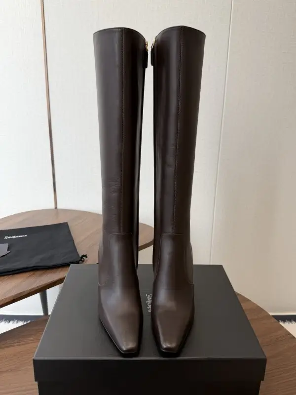 Saint Laurent High boots from sharp the toe on heel — Photo 2