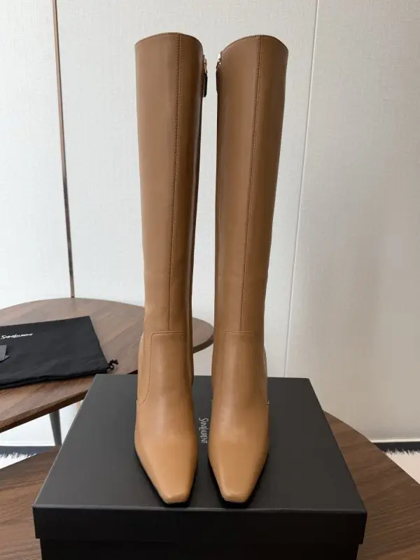 Saint Laurent High boots from sharp the toe on heel — Photo 2
