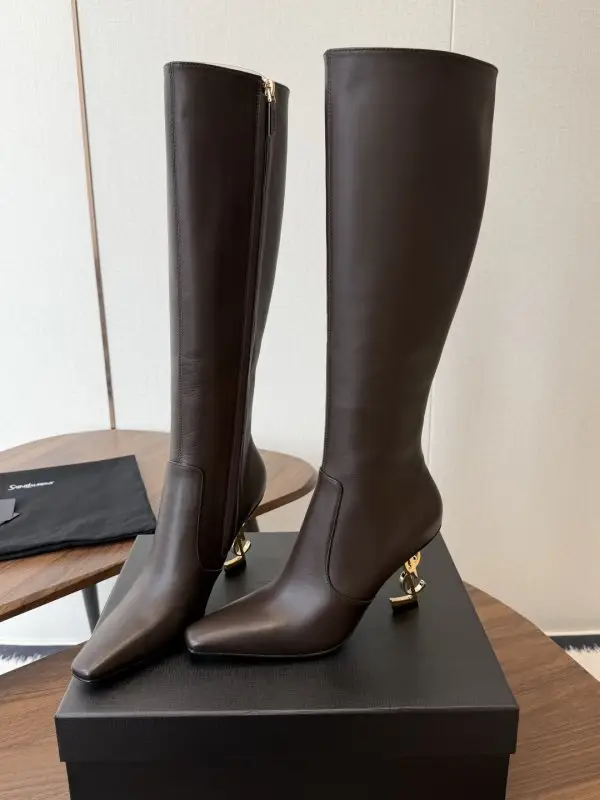 Saint Laurent High boots from sharp the toe on heel — Photo 3
