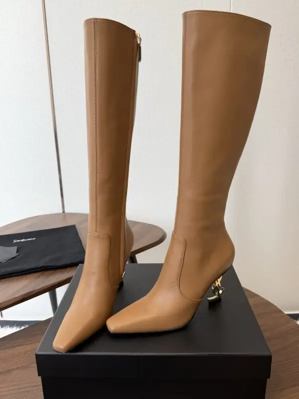Saint Laurent High boots from sharp the toe on heel — Photo 3