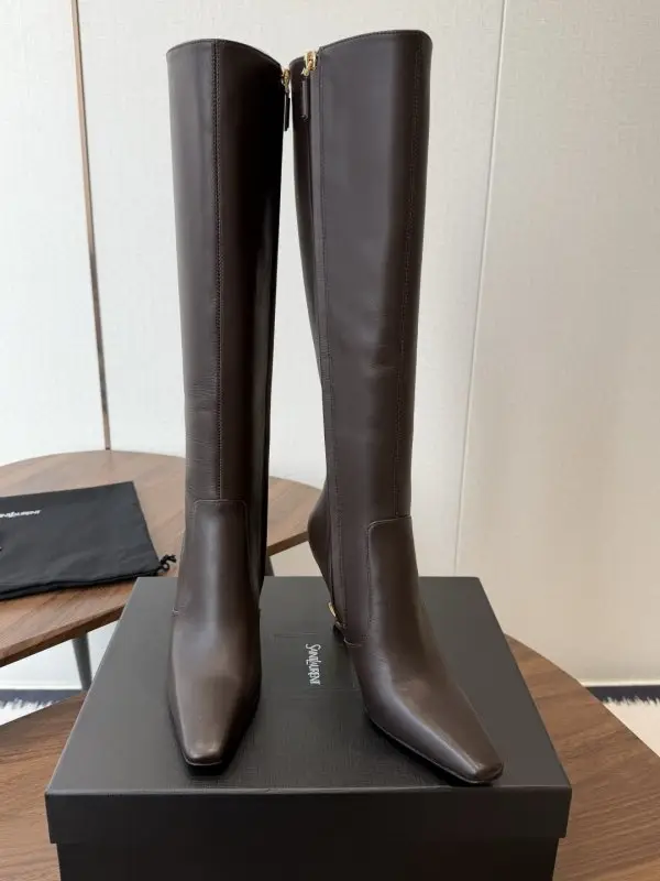 Saint Laurent High boots from sharp the toe on heel — Photo 4