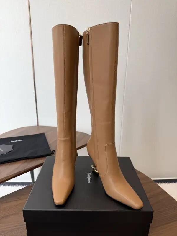 Saint Laurent High boots from sharp the toe on heel — Photo 4