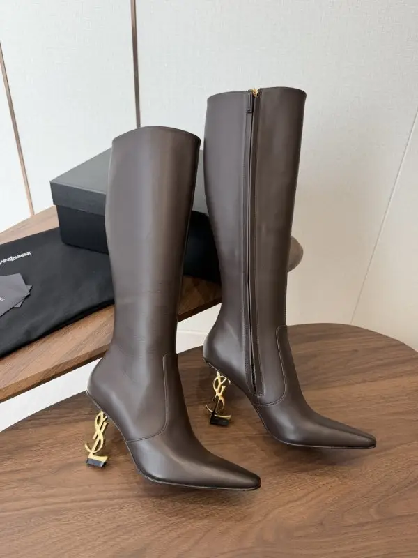 Saint Laurent High boots from sharp the toe on heel — Photo 5