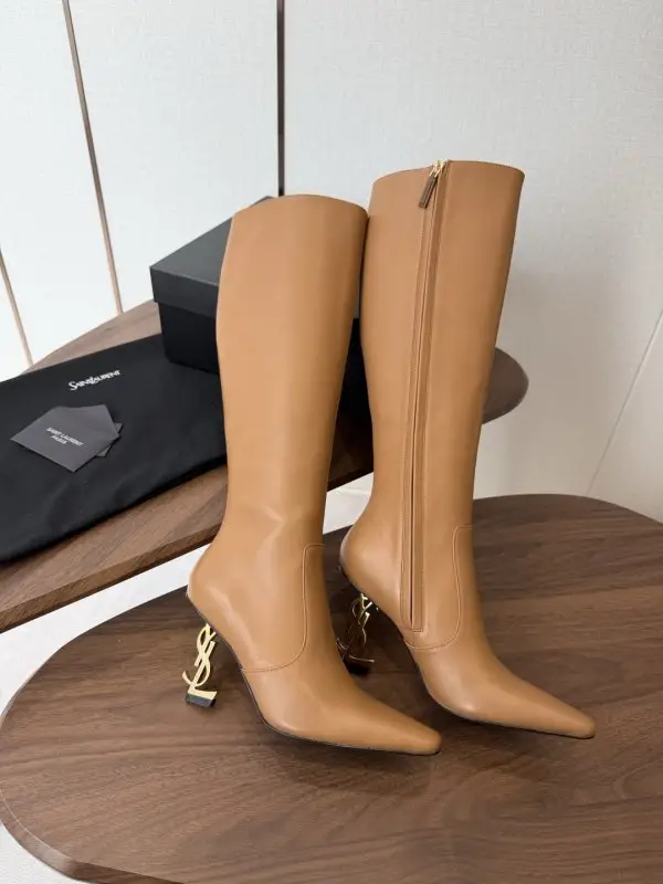 Saint Laurent High boots from sharp the toe on heel — Photo 5