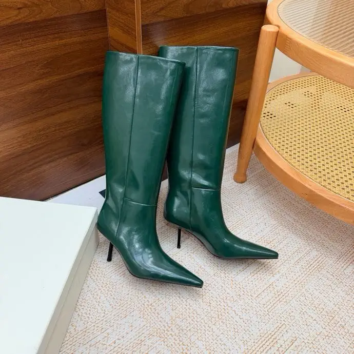 Saint Laurent Leather boots on high heel from side lightning, sharp the toe and pin — Photo 1