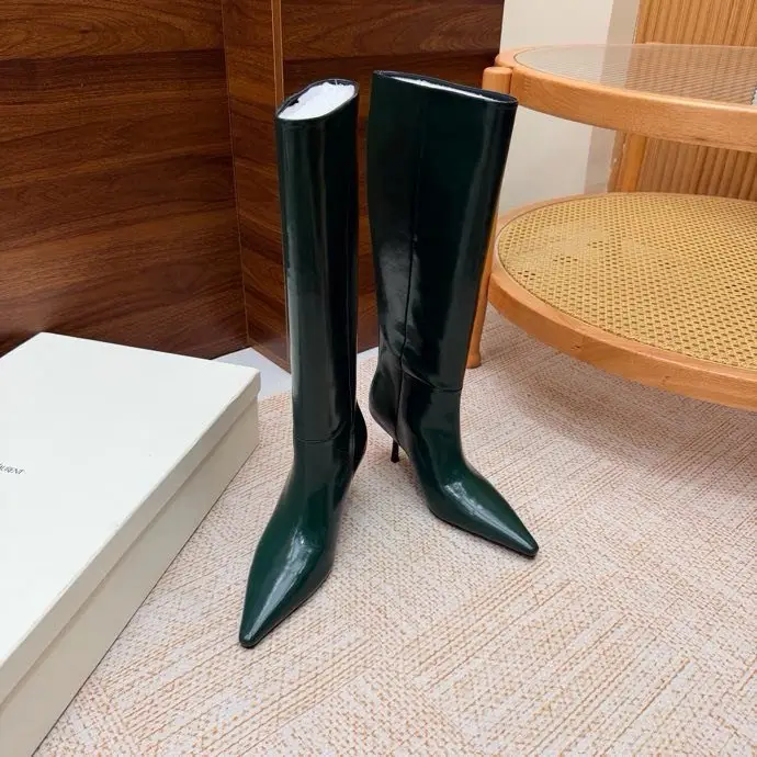 Saint Laurent Leather boots on high heel from side lightning, sharp the toe and pin — Photo 2