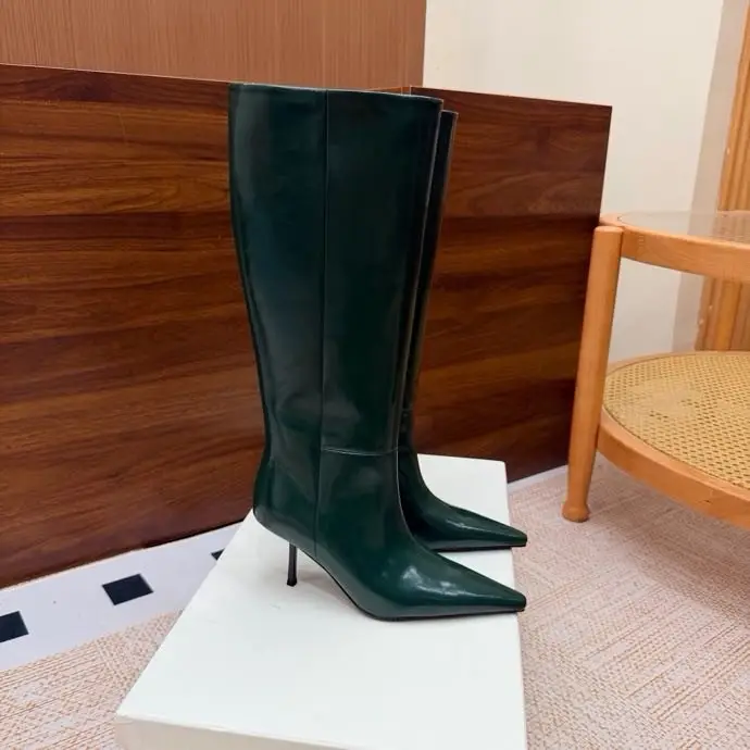 Saint Laurent Leather boots on high heel from side lightning, sharp the toe and pin — Photo 3