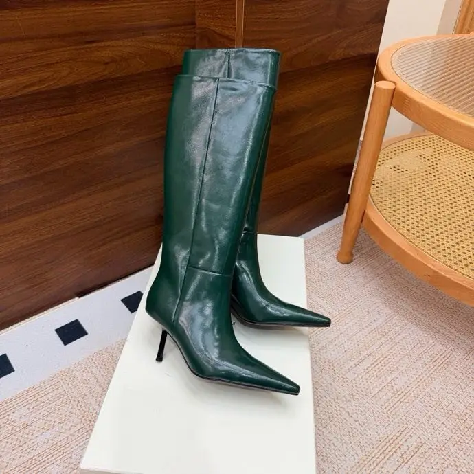 Saint Laurent Leather boots on high heel from side lightning, sharp the toe and pin — Photo 4