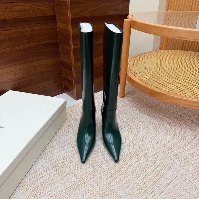 Saint Laurent Leather boots on high heel from side lightning, sharp the toe and pin — Photo 5