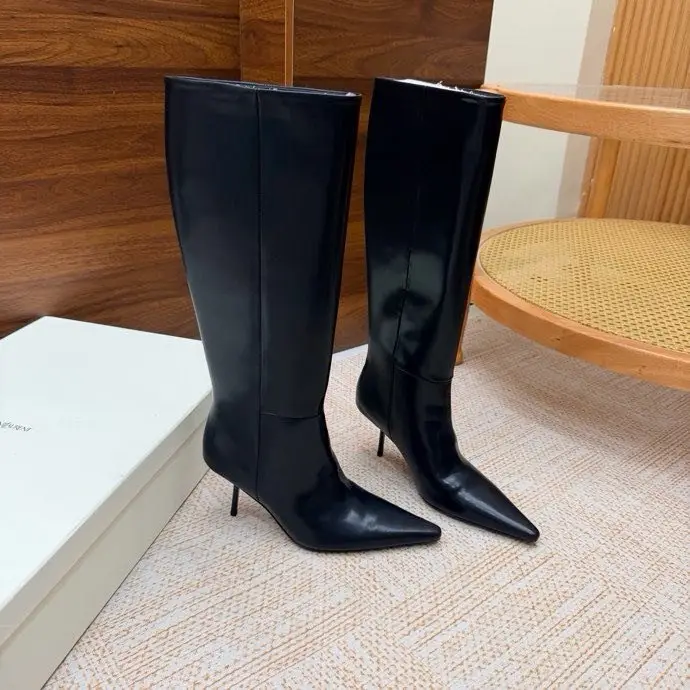 Saint Laurent Шкіряні чоботи на високому підборах з бічний блискавкою, гострим носком і шпилькою — Фото 5