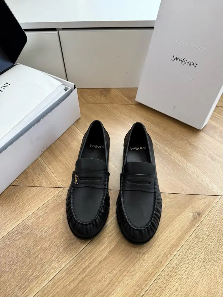 Saint Laurent Лоферы жіночі — Фото 1