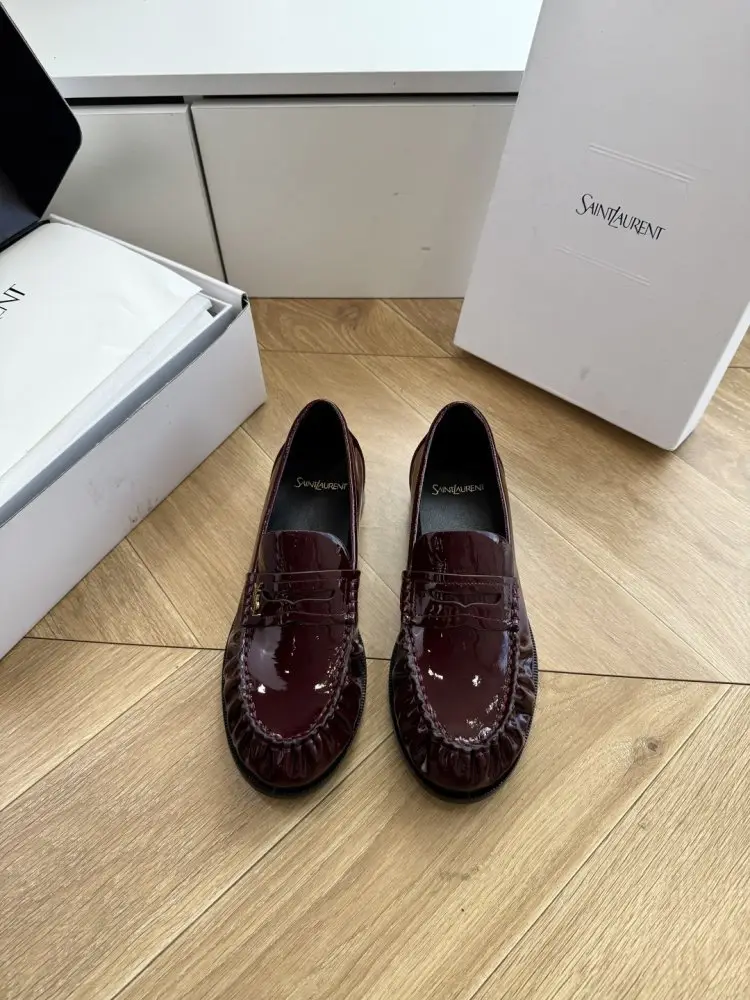 Saint Laurent — Лоферы женские