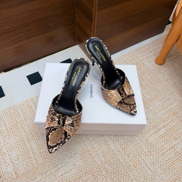 Saint Laurent Sandals on high heel — Photo 2