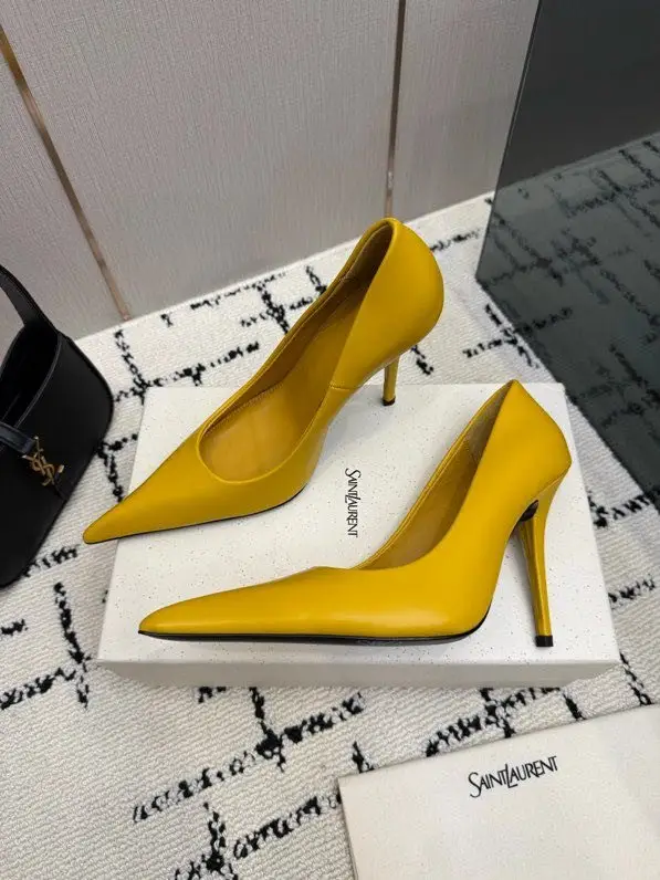 Saint Laurent Shoes boats on high heel — Photo 1