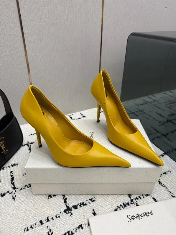 Saint Laurent Shoes boats on high heel — Photo 2