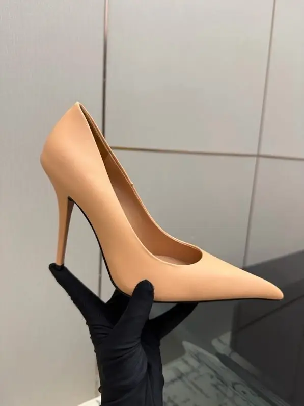 Saint Laurent Shoes boats on high heel — Photo 2