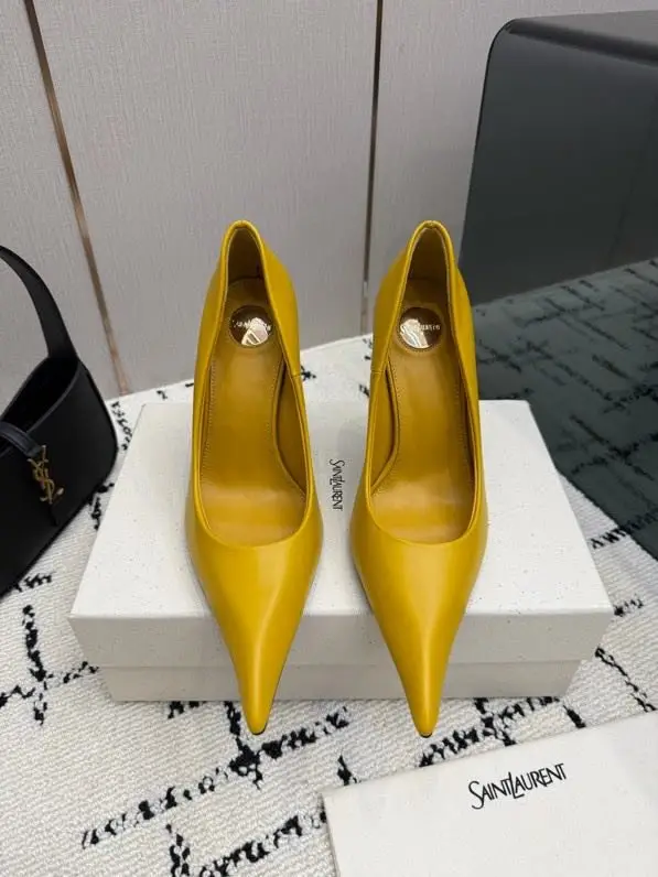 Saint Laurent Shoes boats on high heel — Photo 3