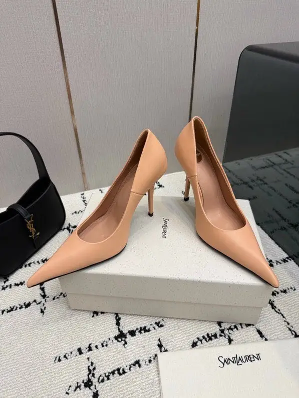 Saint Laurent Shoes boats on high heel — Photo 3