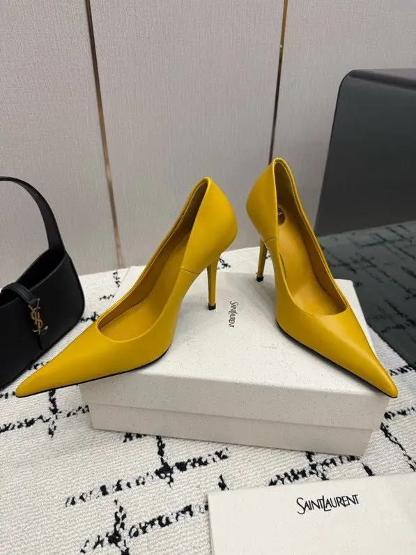 Saint Laurent Shoes boats on high heel — Photo 4