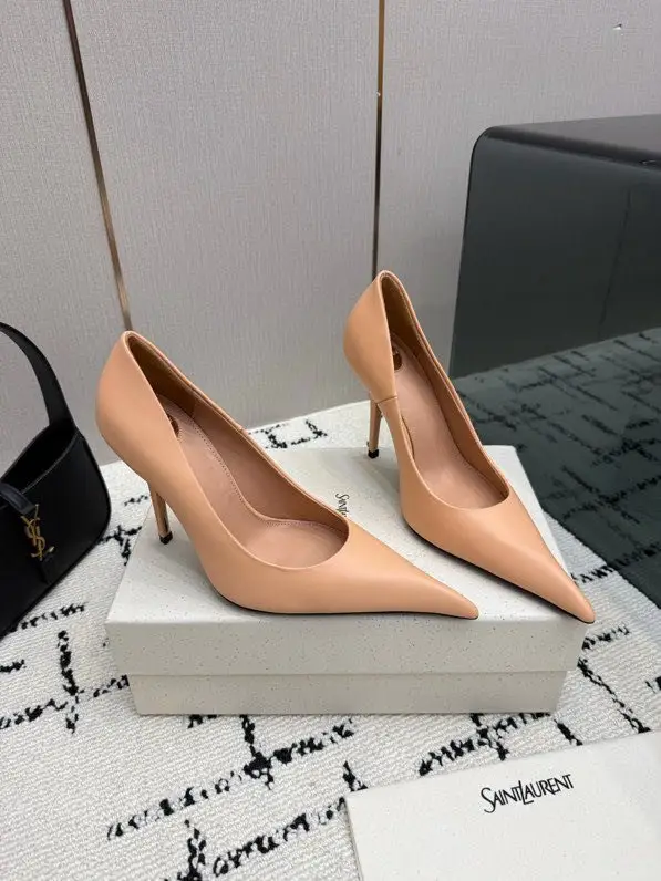 Saint Laurent Shoes boats on high heel — Photo 4
