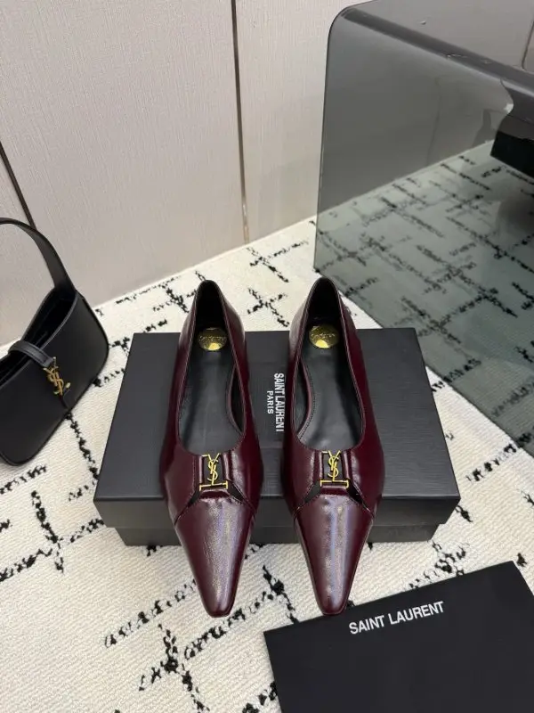 Saint Laurent — Туфлі шкіряні з гострим носком