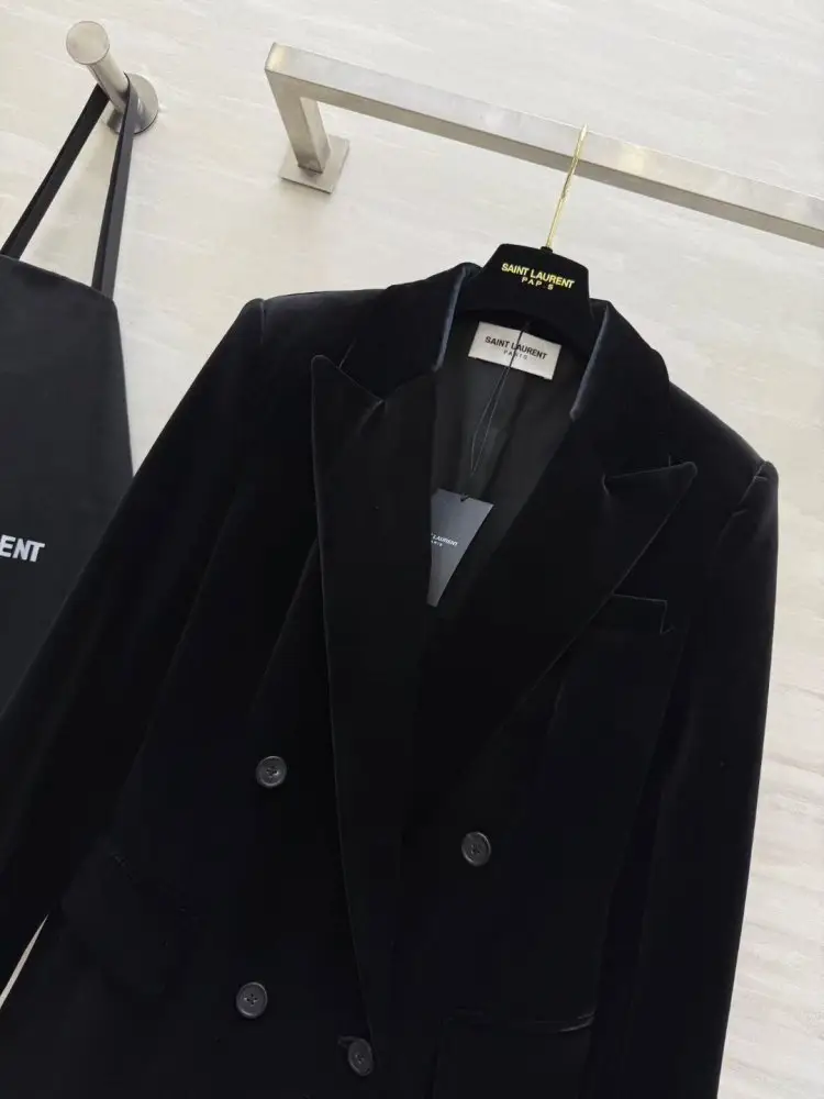 Saint Laurent Velvet double-breasted a jacket female — Photo 2