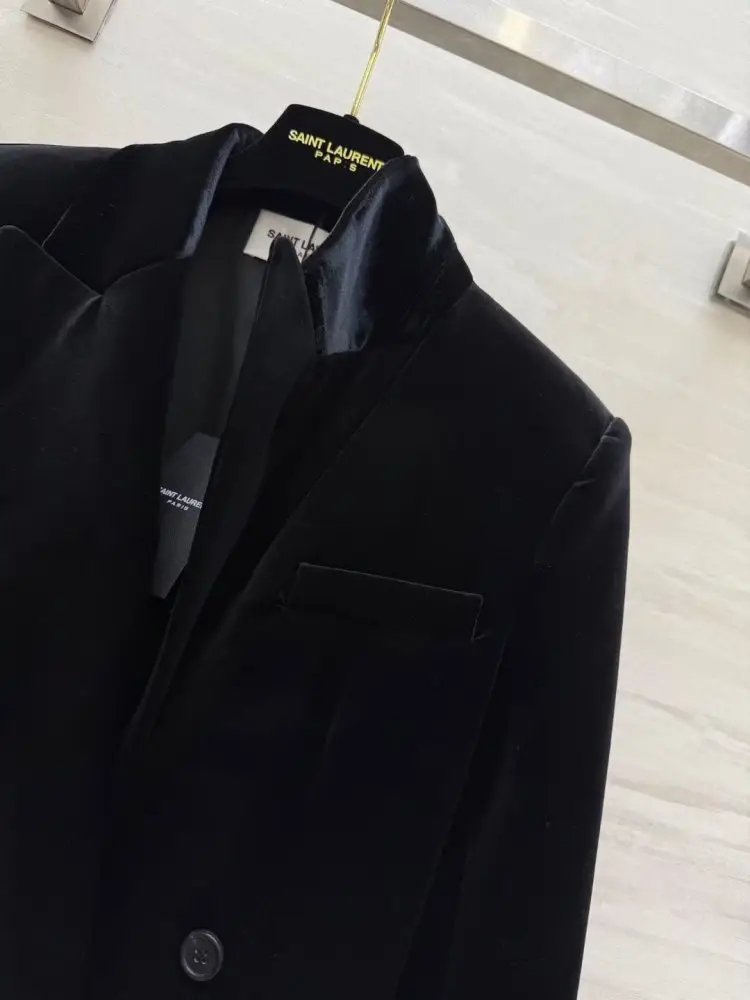 Saint Laurent Velvet double-breasted a jacket female — Photo 3