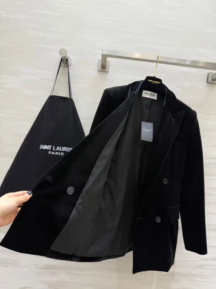 Saint Laurent Velvet double-breasted a jacket female — Photo 4