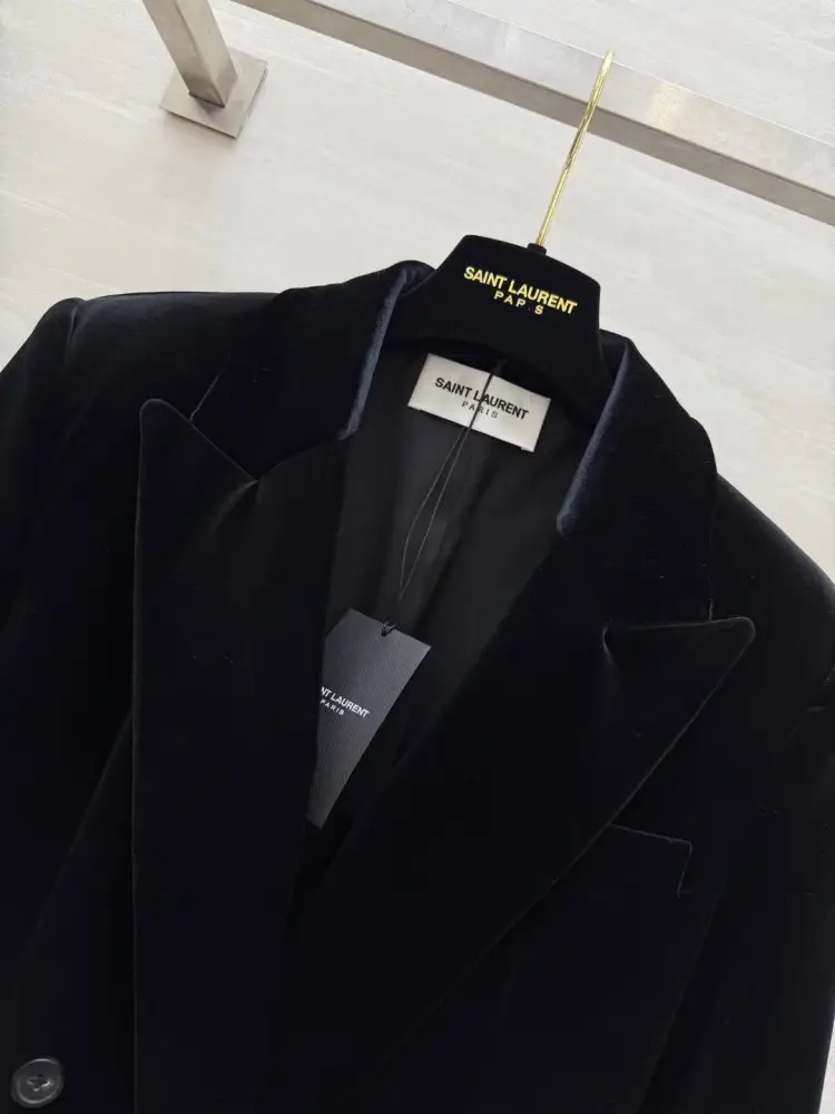 Saint Laurent Velvet double-breasted a jacket female — Photo 5