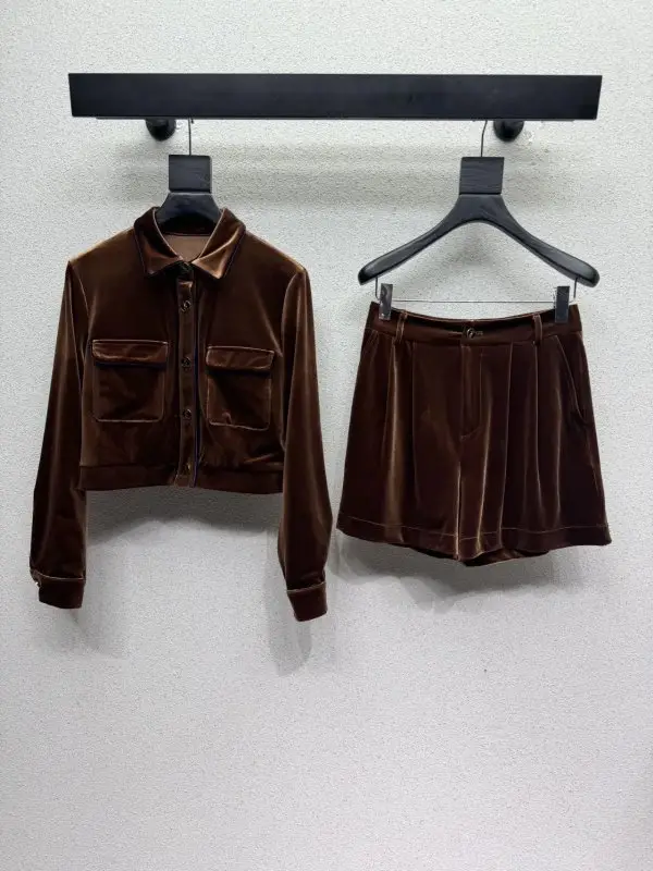 Saint Laurent Velvet female costume — Photo 1
