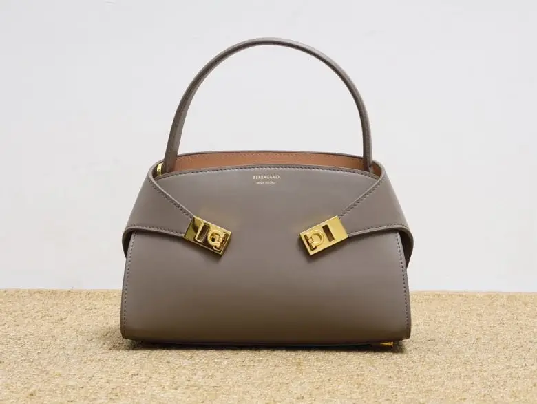 Salvatore Ferragamo — Сумка через плече Hug Soft 25 см