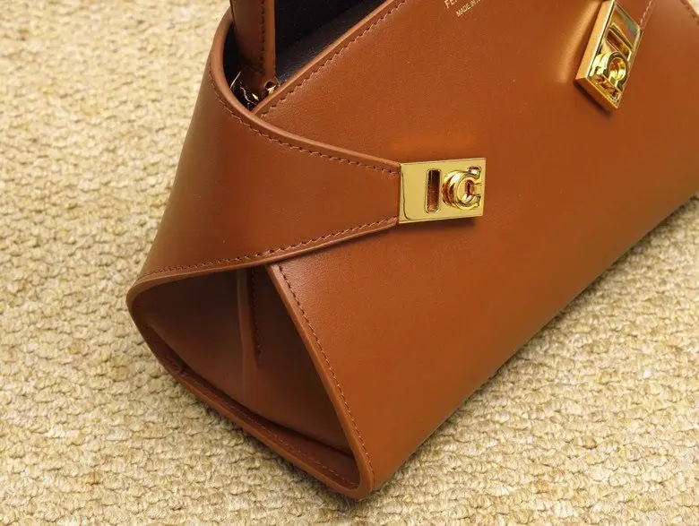 Salvatore Ferragamo Сумка через плече Hug Soft 25 см — Фото 3