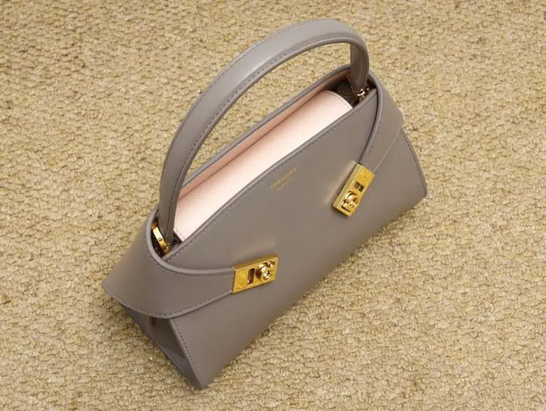 Salvatore Ferragamo A bag across shoulder Hug Soft 25 cm — Photo 3