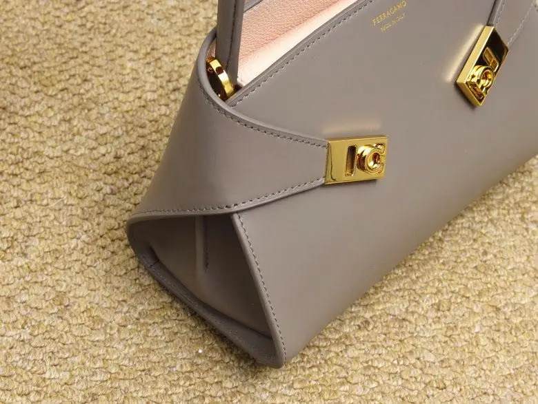 Salvatore Ferragamo A bag across shoulder Hug Soft 25 cm — Photo 4