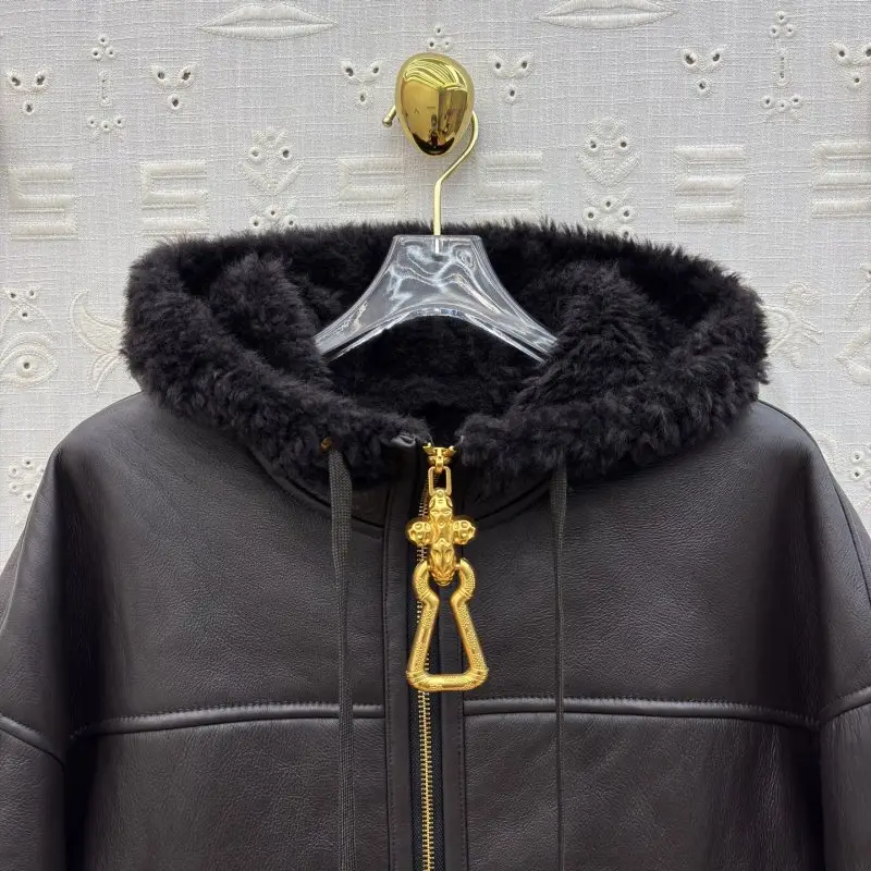 Schiaparelli Leather women's sheepskin coat on fur — Photo 2