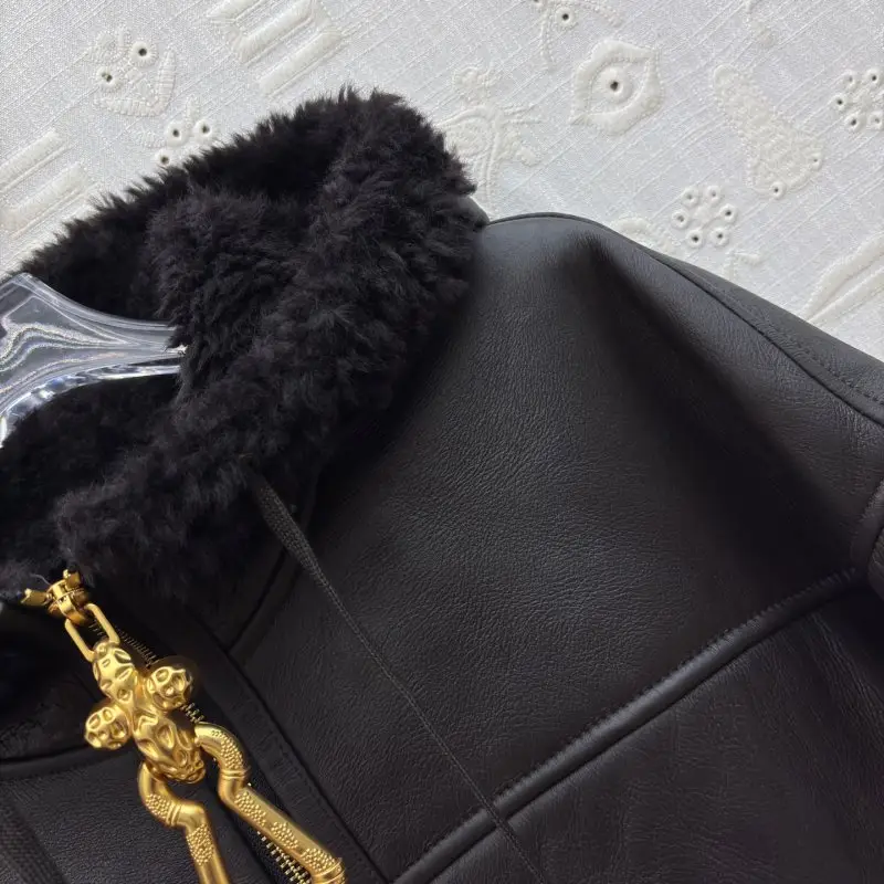 Schiaparelli Leather women's sheepskin coat on fur — Photo 4