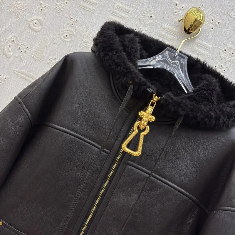 Schiaparelli Leather women's sheepskin coat on fur — Photo 5