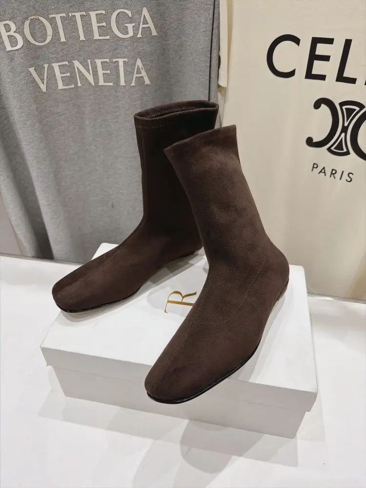 THE ROW Ботинки женские Chelsea Mid-Calf Boots — Фото 3