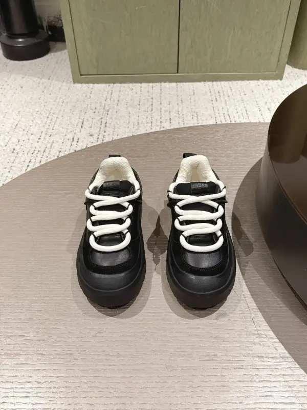 UGG — Кросівки
