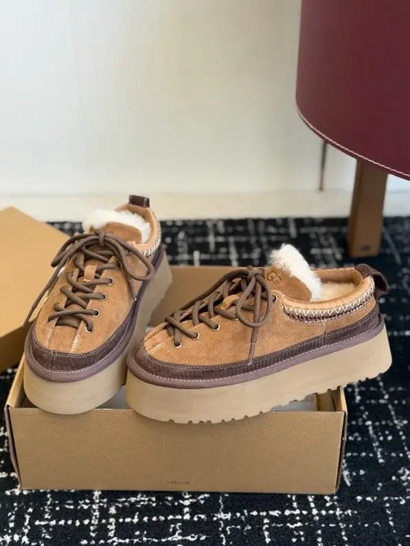 UGG Winter shoes on platform — Photo 2
