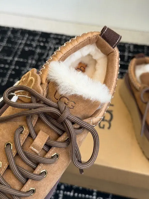 UGG Winter shoes on platform — Photo 3