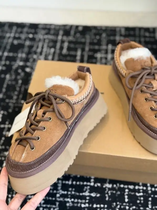 UGG Winter shoes on platform — Photo 4