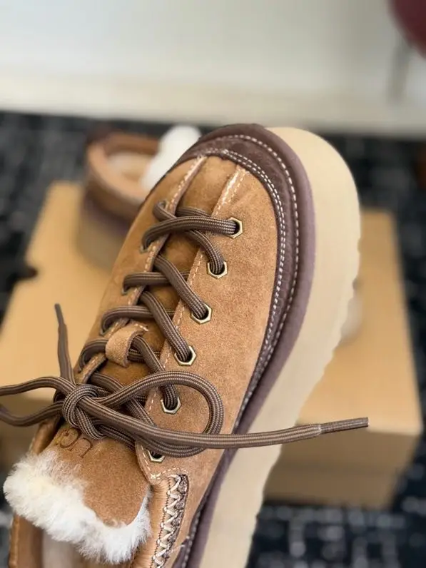 UGG Winter shoes on platform — Photo 5