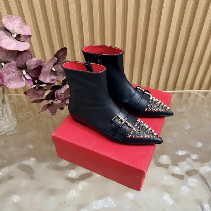Valentino — Ботильйони з гострим носком і заклепками